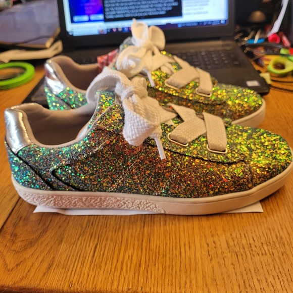 Ladies Sneakers - Picture 2 of 7